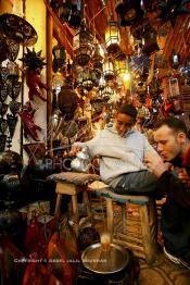 Image du Maroc Professionnelle de  L’heure du thé est sacré au grand souk Semmarine à Marrakech, le 15 Novembre 2007. (Photo / Abdeljalil Bounhar)